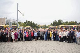 Вручение ключей от автобусов. Фото пресс-службы правительства Иркутской области
