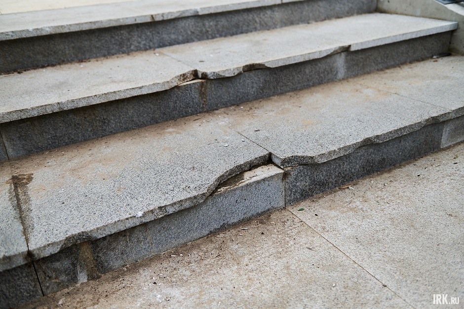 Сломанные ступеньки лестницы