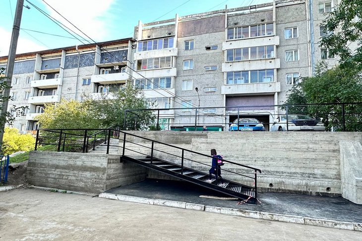 Отремонтированная лестница. Фото пресс-службы думы Иркутска