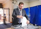 Спикер ЗС проголосовал на выборах губернатора. Фото IRK.ru