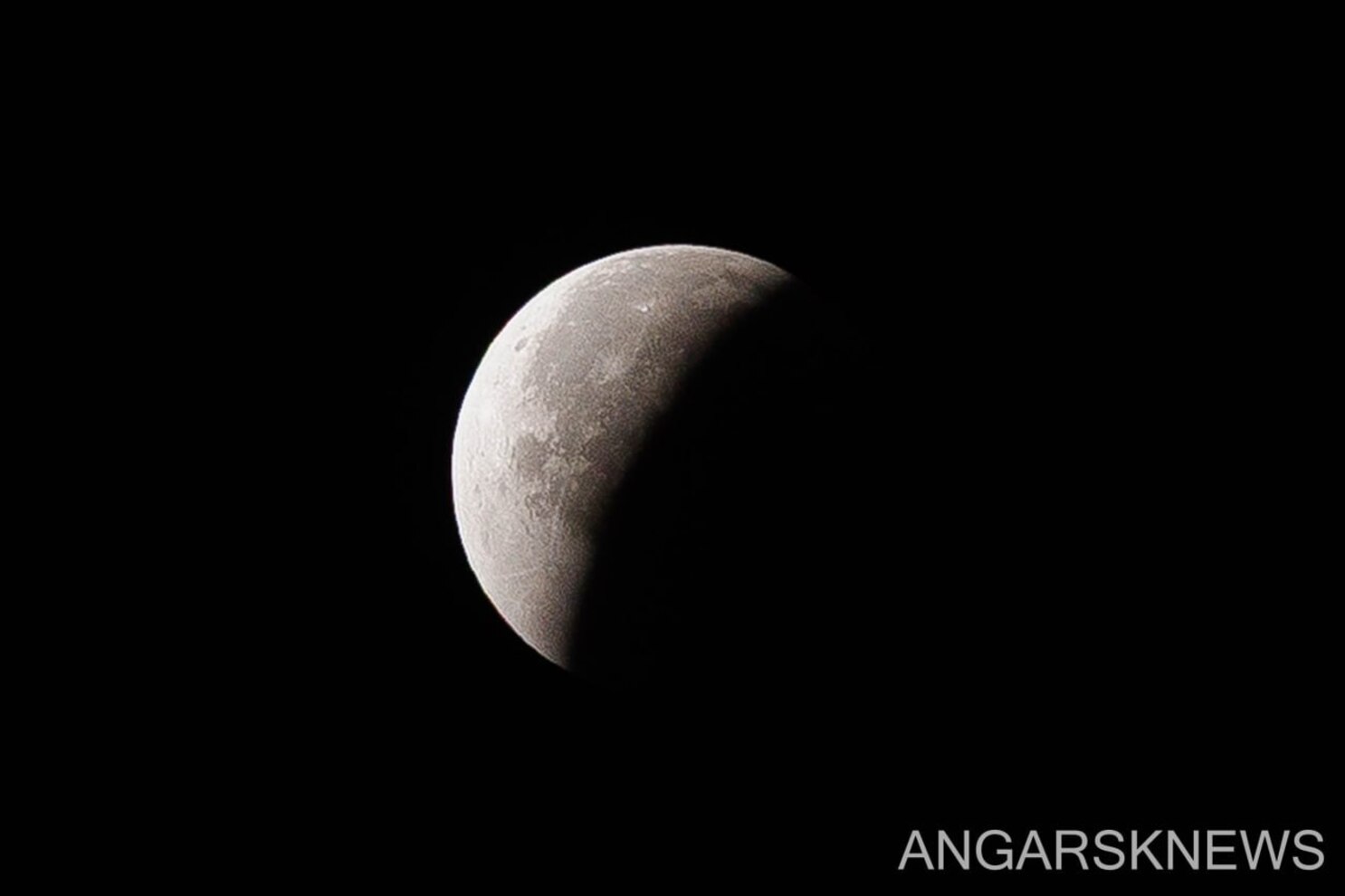 Луна над Ангарском. Фото телеграм-канала «AngarskNews - Новости Ангарска»