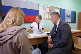 Игорь Кобзев с супругой на голосовании. Фото пресс-службы правительства региона