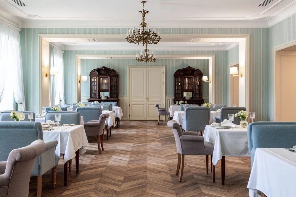 Интерьер. Фото с сайта https://rodinagrandhotel.ru/restaurant/