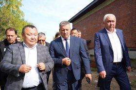 Игорь Кобзев во время рабочей поездки в Боханский район. Фото пресс-службы правительства Иркутской области