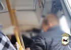Конфликт в автобусе. Скриншот видео пресс-службы ГУ МВД России по Иркутской области