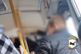 Конфликт в автобусе. Скриншот видео пресс-службы ГУ МВД России по Иркутской области