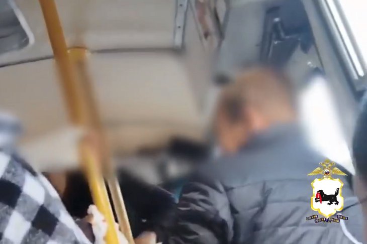Конфликт в автобусе. Скриншот видео пресс-службы ГУ МВД России по Иркутской области
