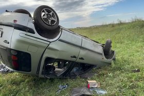 Перевернувшаяся иномарка. Скриншот видео Госавтоинспекции региона