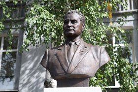 Бюст Александра Ежевского. Фото пресс-службы администрации Иркутска