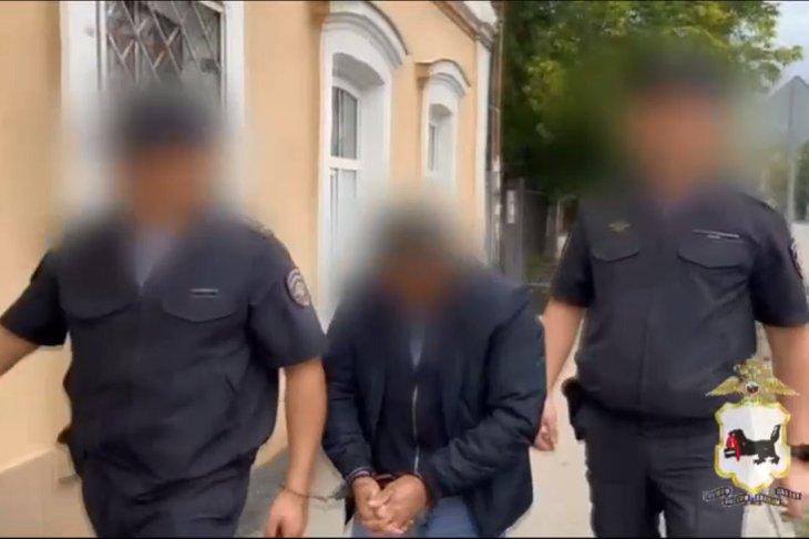 Задержанный с правоохранителями. Скриншот видео пресс-службы ГУ МВД России по Иркутской области