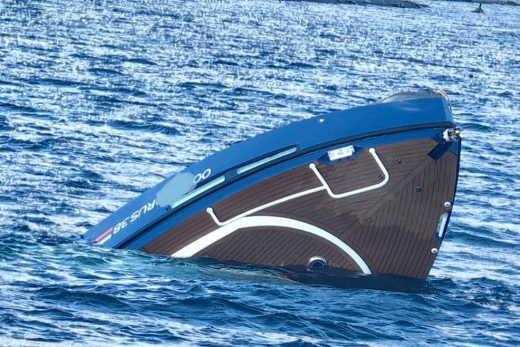 Затонувшее судно. Фото  Восточно-Сибирского отдела Госморречнадзора