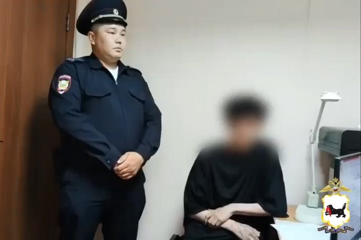 Сотрудник полиции с осужденным. Скриншот видео пресс-службы ГУ МВД России по Иркутской области