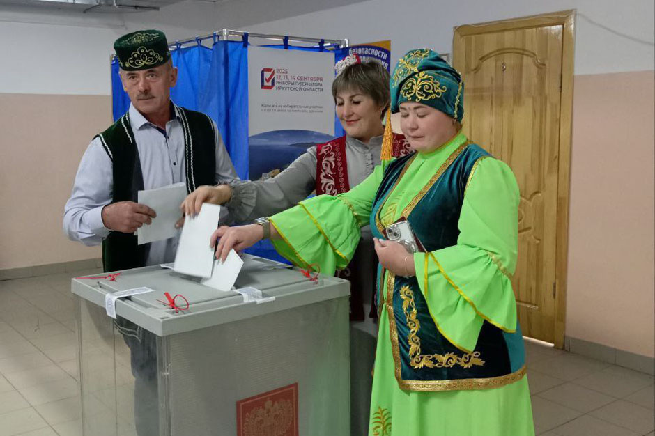 Избиратели в национальных костюмах. Фото центра общественного наблюдения за выборами