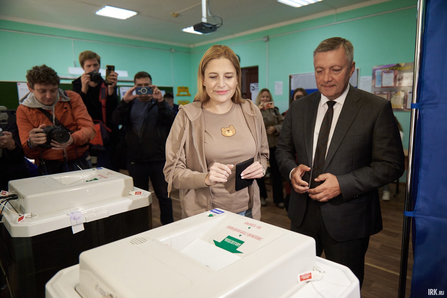 12 сентября, в первый день голосования, на одном из избирательных участков Иркутска побывали Игорь Кобзев с женой.