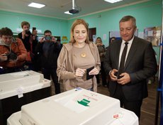 12 сентября, в первый день голосования, на одном из избирательных участков Иркутска побывали Игорь Кобзев с женой.