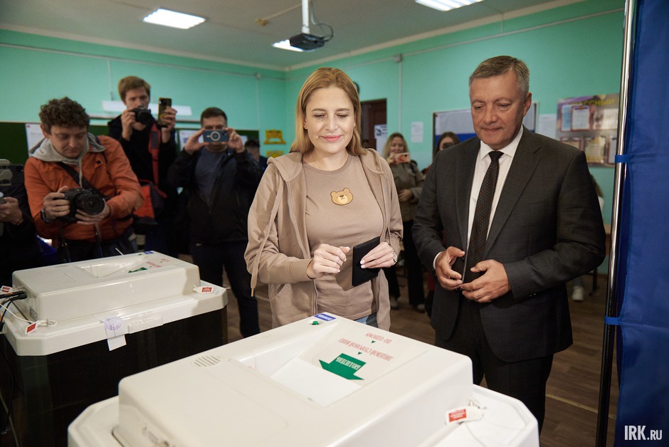 12 сентября, в первый день голосования, на одном из избирательных участков Иркутска побывали Игорь Кобзев с женой.