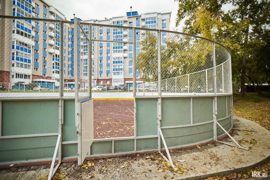 Зимой площадку заливают