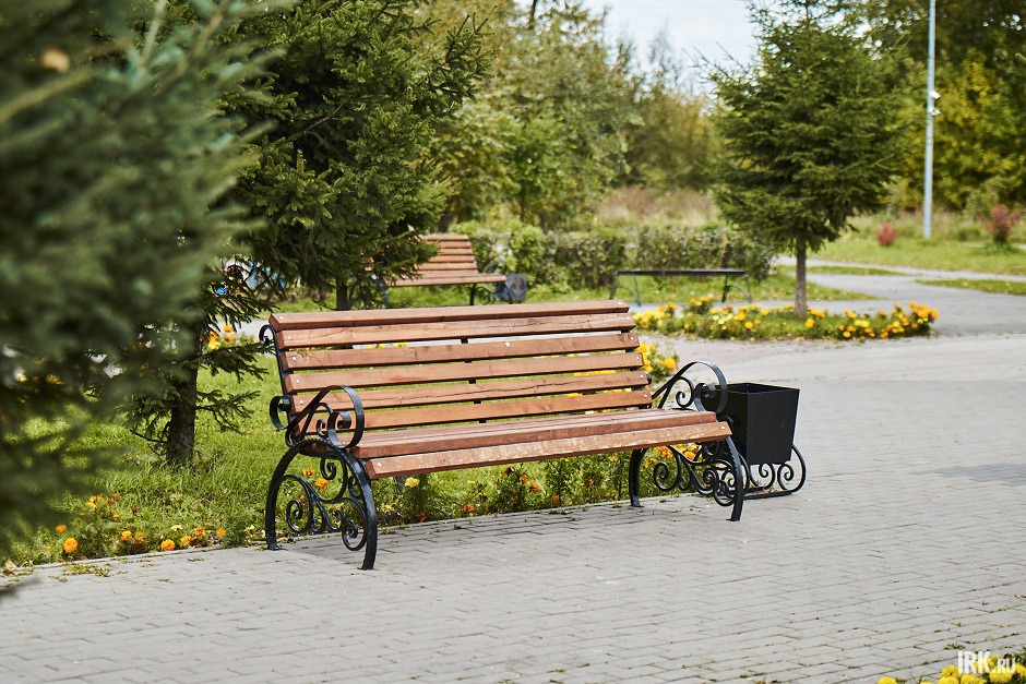 В сквере установили новые скамейки, освещение, систему видеонаблюдения