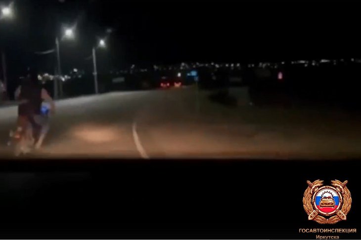 Мотоциклист без прав. Скриншот видео пресс-службы Госавтоинспекции Иркутска