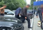 Правоохранители с фигурантом. Скриншот видео пресс-службы ГУ МВД России по Иркутской области
