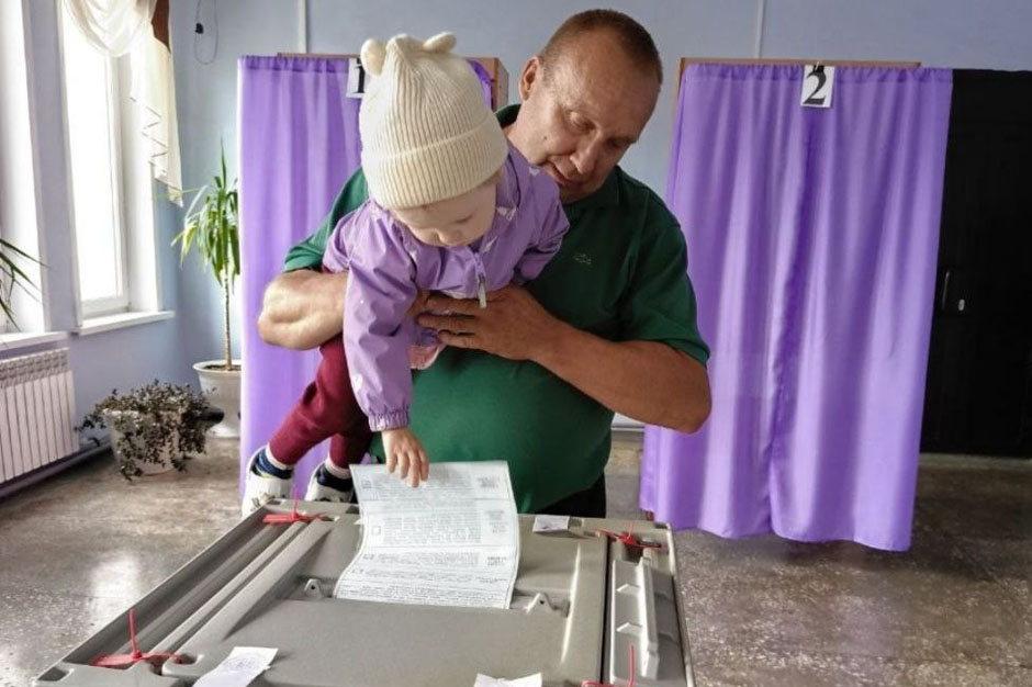 Мужчина пришел голосовать с внучкой. Фото центра общественного наблюдения за выборами