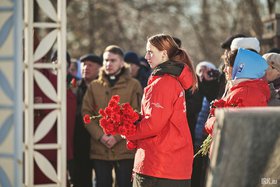 Волонтер во время празднования Дня народного единства в 2024 году. Фото Маргариты Романовой, IRK.ru