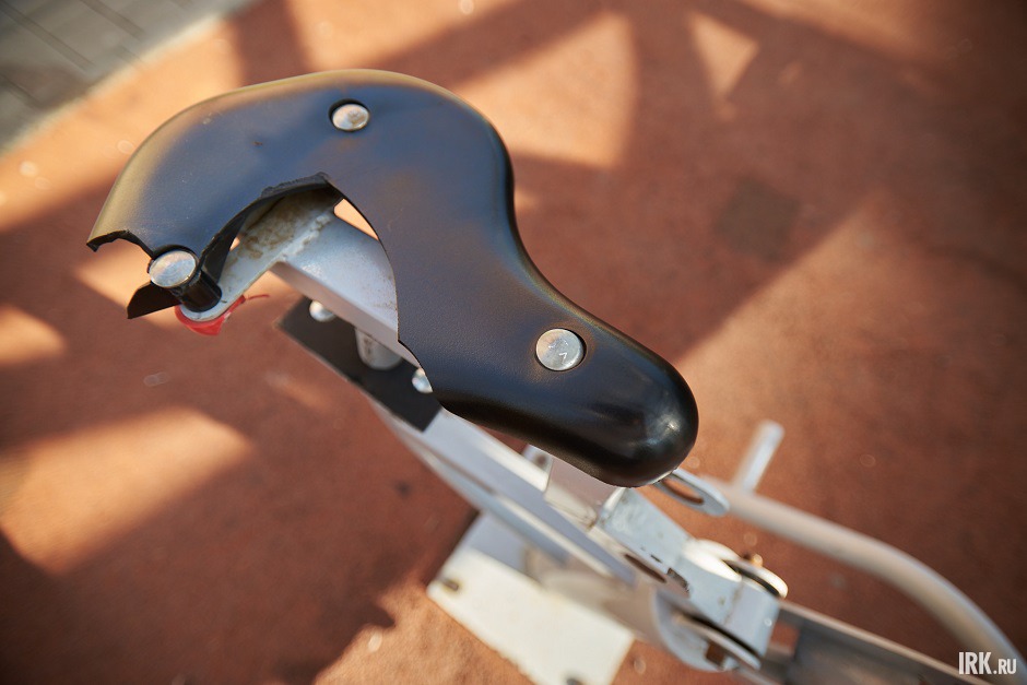 На велотренажере сломали сидушку