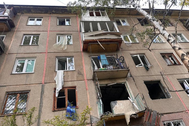 Пострадавший от взрыва дом. Фото из телеграм-канала мэра АГО Сергея Петрова