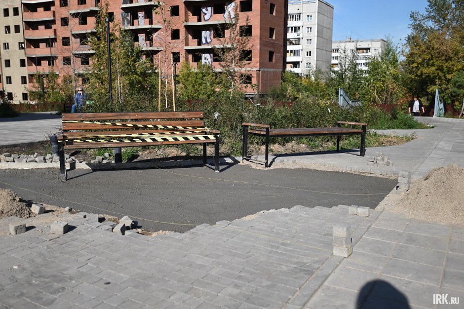 Рабочие начали перекладывать плитку