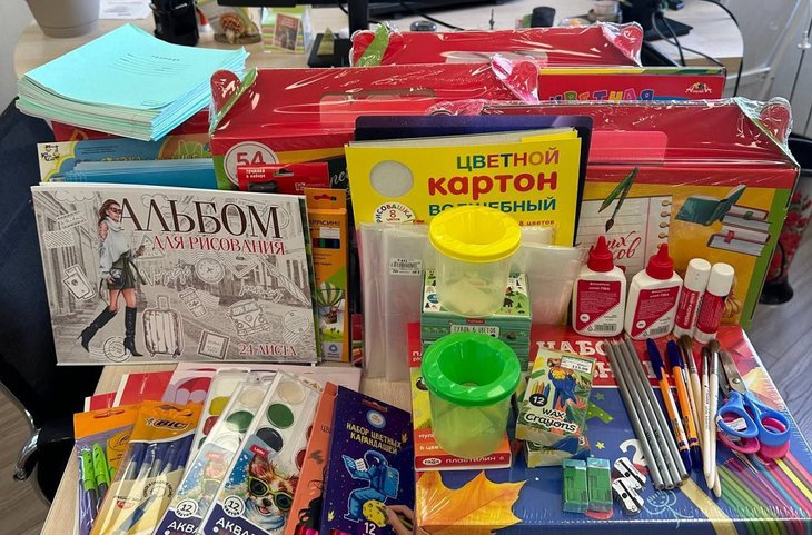 Учебные принадлежности. Фото из телеграм-канала Восточно-Сибирской железной дороги