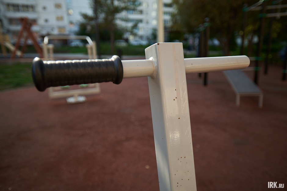 От одной ручки оторвали резиновую накладку