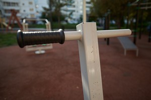 От одной ручки оторвали резиновую накладку