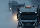 Большегрузы на зимней трассе. Кадр из фильма «Зимник» Юрия Дорохина