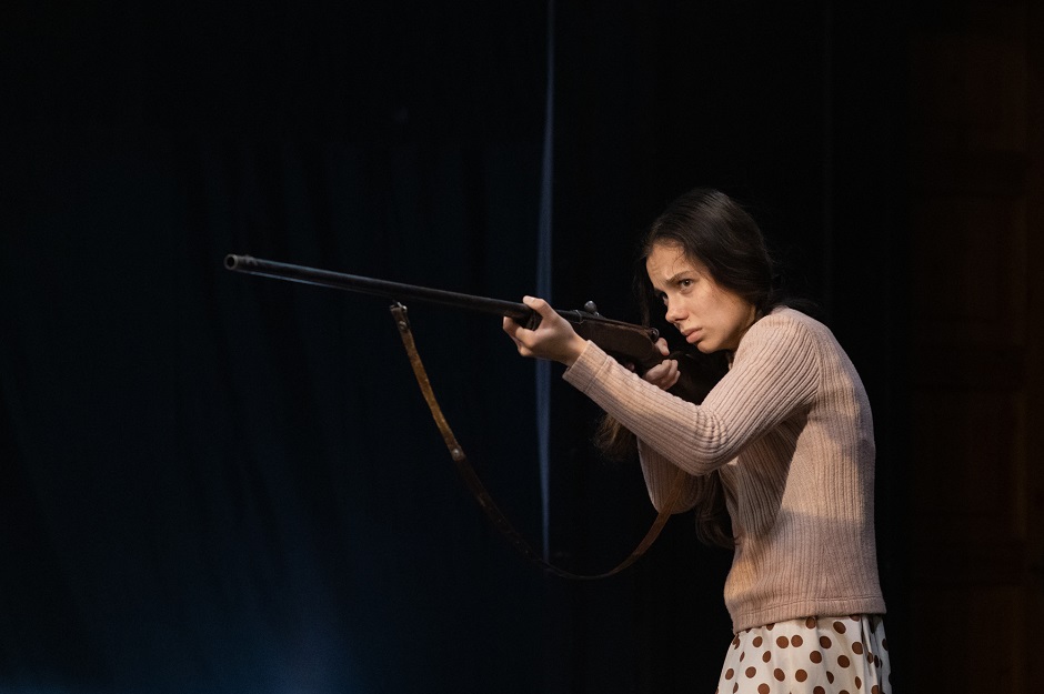 Показана трагедия мирных жителей, которые не знают, кому доверять. Фото Анастасии Токарской