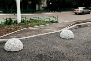 Обустроили лестницу, рядом с которой установили бетонные полусферы