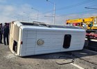 Опрокинувшийся микроавтобус. Фото пресс-службы СУ СКР по Иркутской области