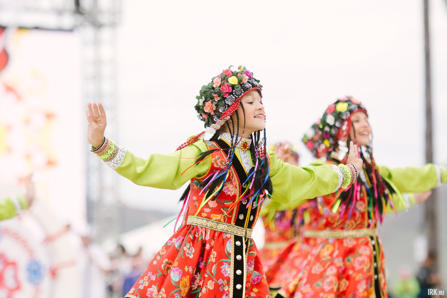 Танцовщицы в национальных костюмах. Фото: Никита Пятков, архив IRK.ru