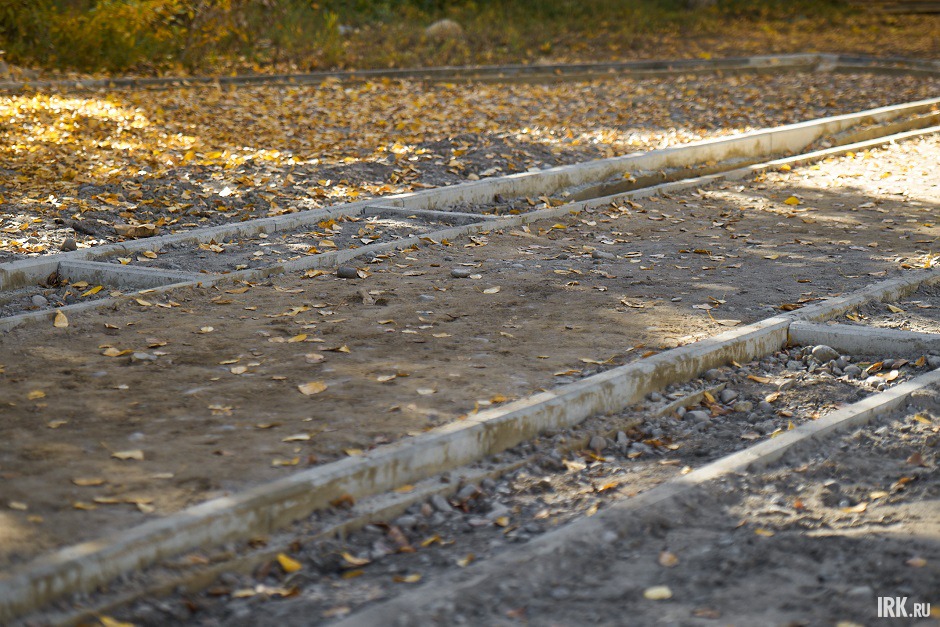 Рабочие прокладывают тропинку и делают основание для установки игрового оборудования