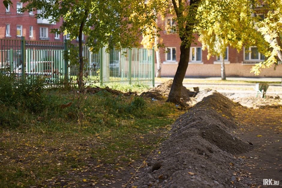 Рабочие прокладывают тропинку и делают основание для установки игрового оборудования