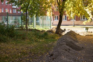 Рабочие прокладывают тропинку и делают основание для установки игрового оборудования