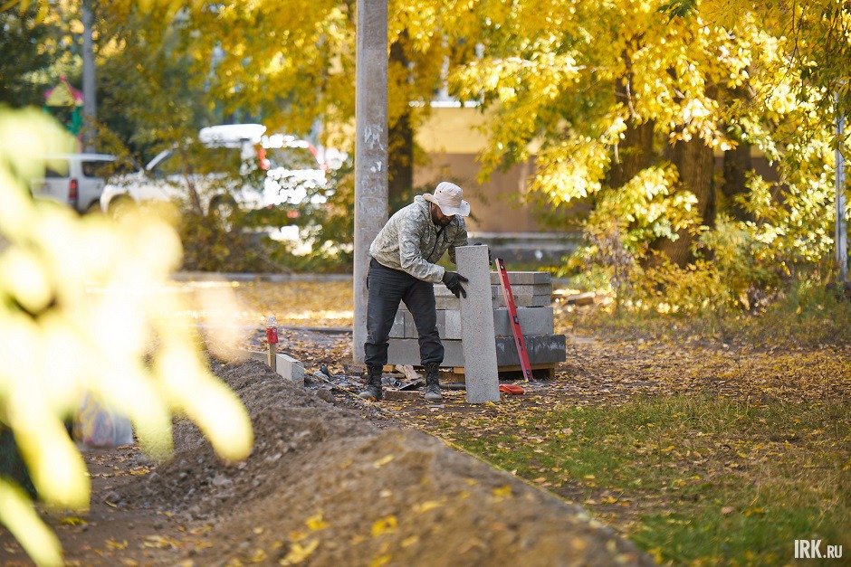 Рабочие прокладывают тропинку и делают основание для установки игрового оборудования