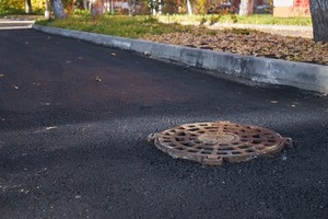 Около домов обустроили водоприемные колодцы