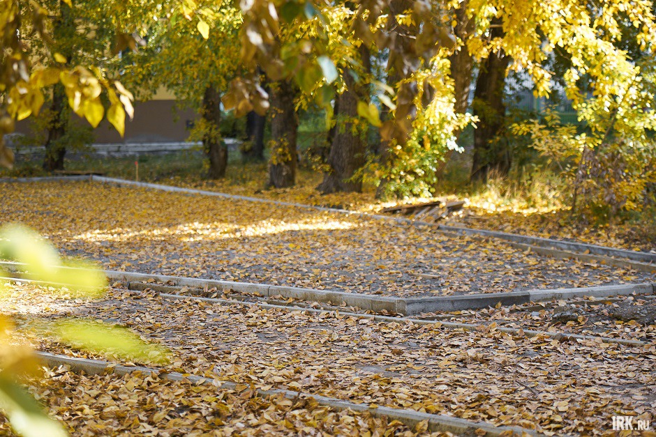 Рабочие прокладывают тропинку и делают основание для установки игрового оборудования