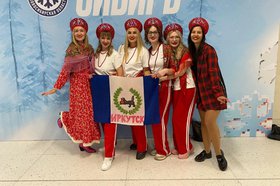 Иркутянки устроили перфоманс на концерте Надежды Кадышевой. Фото sib.fm