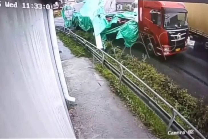 Момент ДТП с большегрузом. Скриншот видео Госавтоинспекции региона