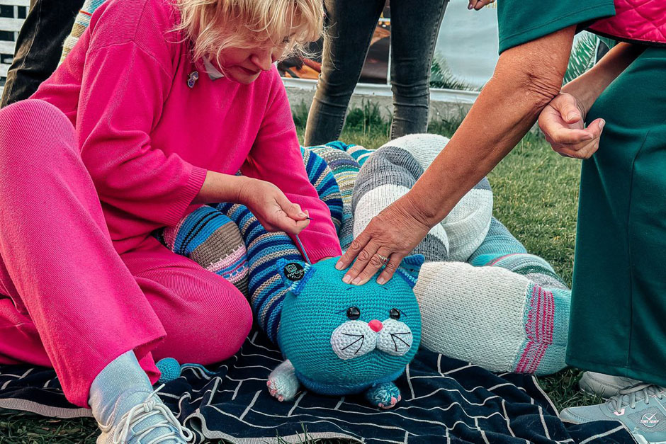 Рукодельницы вяжут кота. Фото из телеграм-канала «Маркет на Ангаре»