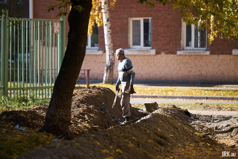 Рабочие прокладывают тропинку и делают основание для установки игрового оборудования