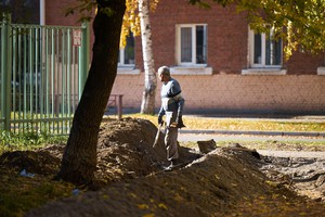 Рабочие прокладывают тропинку и делают основание для установки игрового оборудования