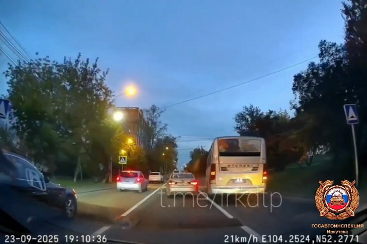 Водитель автобуса №80 нарушил ПДД. Скриншот видео пресс-службы ГУ МВД России по Иркутской области