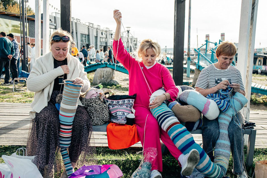 Рукодельницы вяжут кота. Фото из телеграм-канала «Маркет на Ангаре»